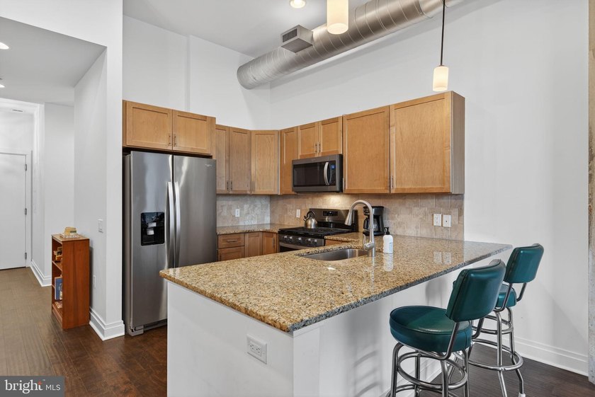 Bright &amp; sunny 2 bedroom, 2 bath unit in move in condition with - photo 8