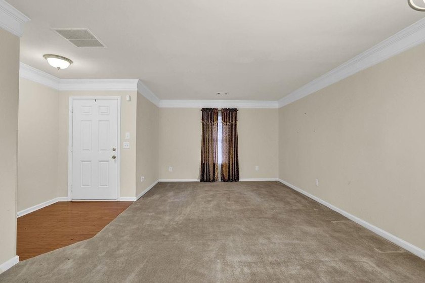 Well-maintained home with an open floor plan and extensive - photo 12