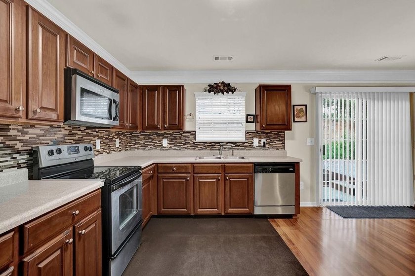 Well-maintained home with an open floor plan and extensive - photo 16