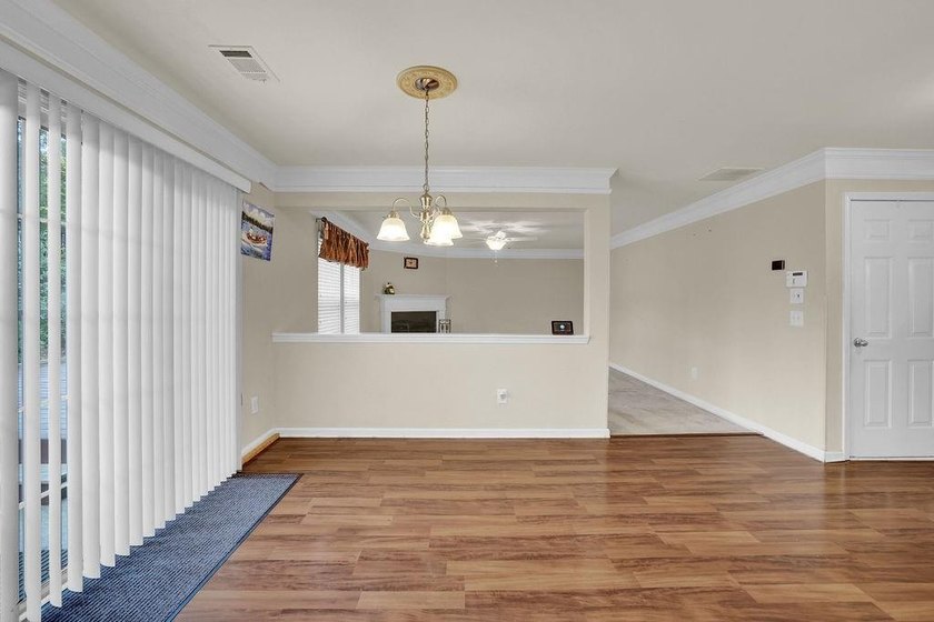 Well-maintained home with an open floor plan and extensive - photo 17