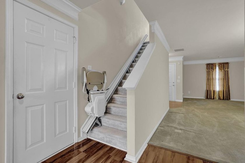 Well-maintained home with an open floor plan and extensive - photo 18