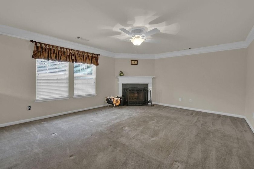Well-maintained home with an open floor plan and extensive - photo 19