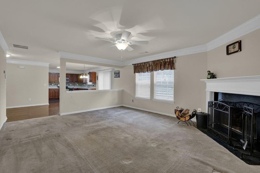 Well-maintained home with an open floor plan and extensive - photo 21