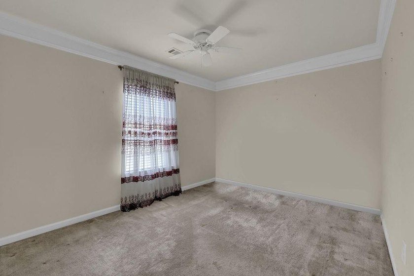 Well-maintained home with an open floor plan and extensive - photo 23