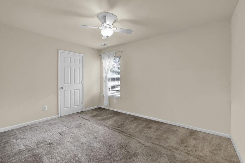 Well-maintained home with an open floor plan and extensive - photo 26
