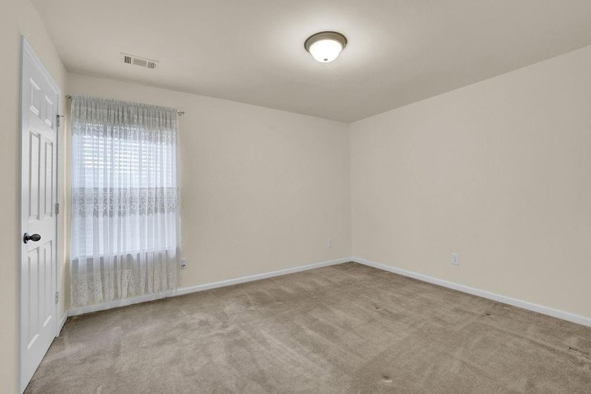 Well-maintained home with an open floor plan and extensive - photo 28