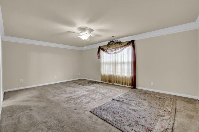 Well-maintained home with an open floor plan and extensive - photo 29