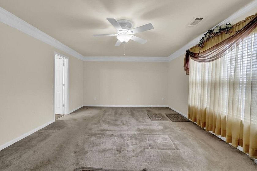 Well-maintained home with an open floor plan and extensive - photo 30