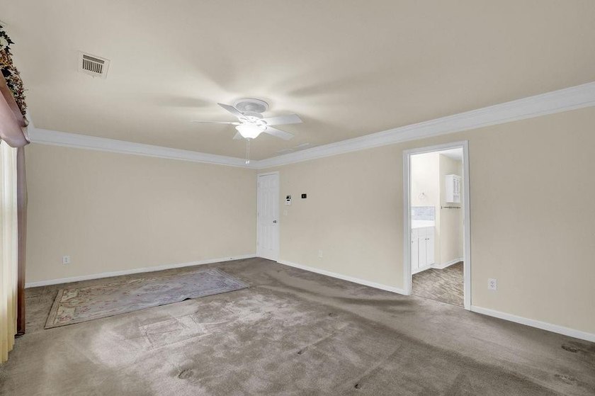 Well-maintained home with an open floor plan and extensive - photo 32