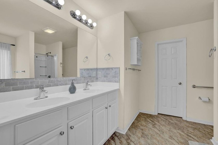 Well-maintained home with an open floor plan and extensive - photo 33