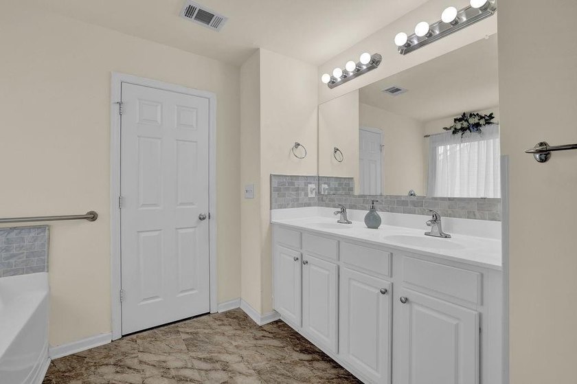 Well-maintained home with an open floor plan and extensive - photo 34