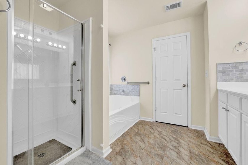 Well-maintained home with an open floor plan and extensive - photo 35