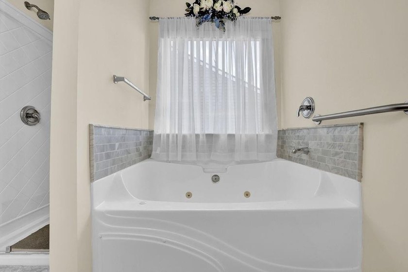 Well-maintained home with an open floor plan and extensive - photo 36