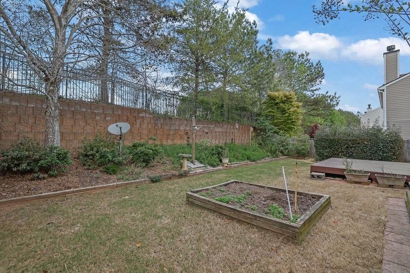 Well-maintained home with an open floor plan and extensive - photo 37