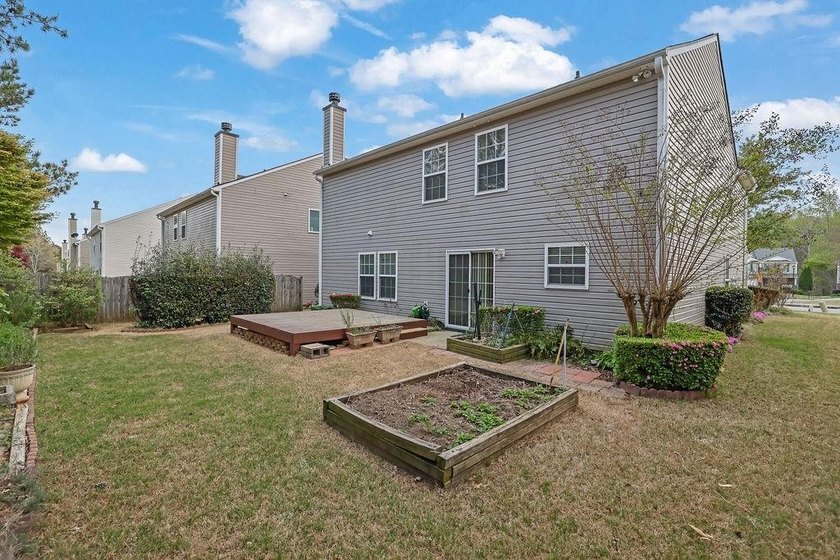 Well-maintained home with an open floor plan and extensive - photo 38