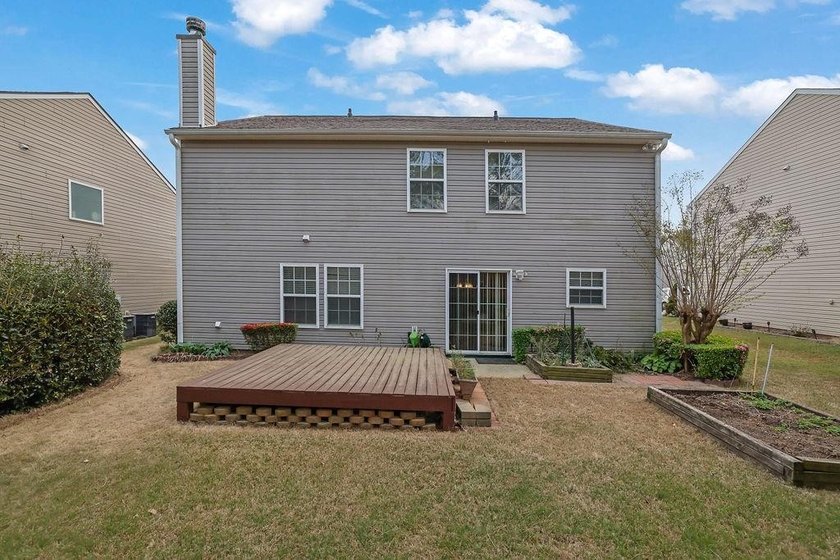 Well-maintained home with an open floor plan and extensive - photo 39