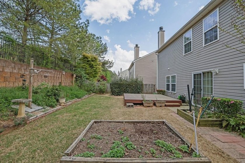 Well-maintained home with an open floor plan and extensive - photo 40