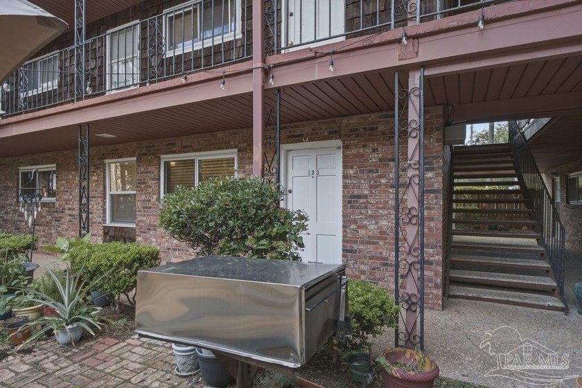 Enjoy comfortable and convenient living in this charming - photo 3