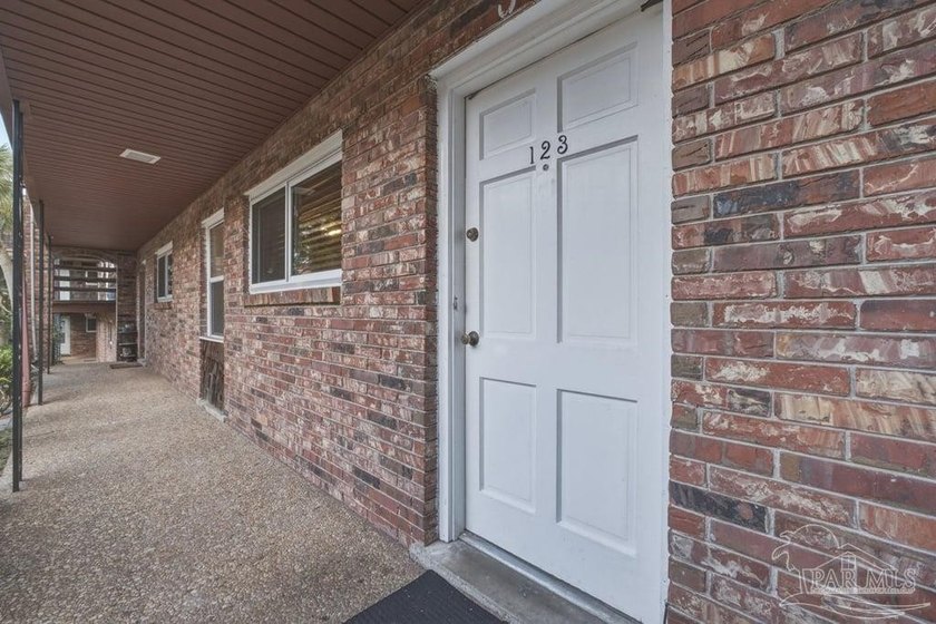 Enjoy comfortable and convenient living in this charming - photo 4