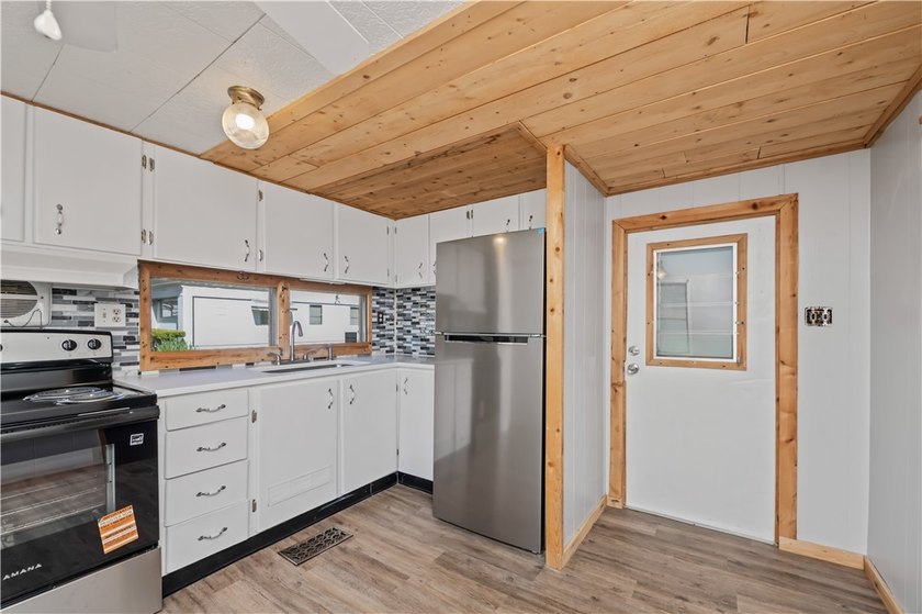 Welcome home to this beautifully updated 2 bedroom and 1 bath - photo 4