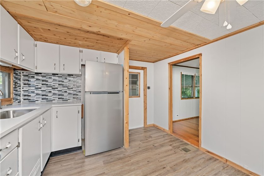 Welcome home to this beautifully updated 2 bedroom and 1 bath - photo 6