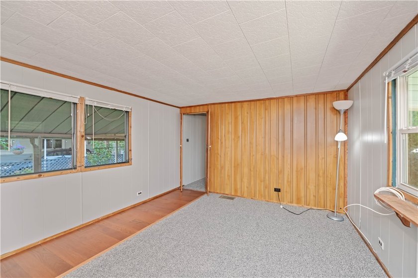 Welcome home to this beautifully updated 2 bedroom and 1 bath - photo 9