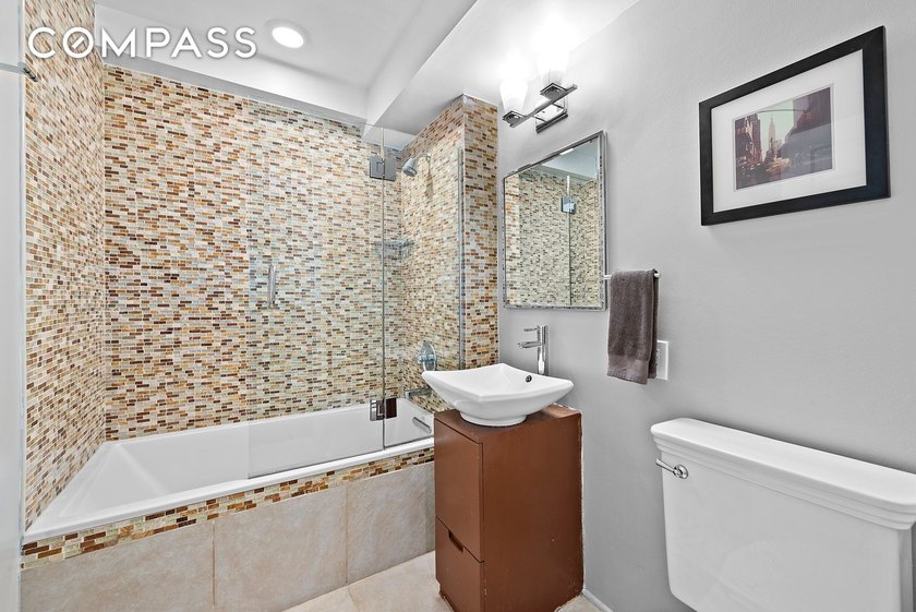 *Welcome to this beautiful sun filled two bedroom, two bathroom - photo 7