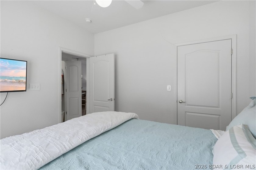 Wow!! Don't miss this Gorgeous walk-in unit at Beautiful Monarch - photo 25