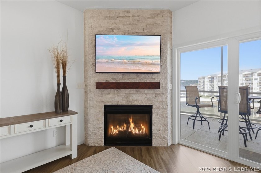 Wow!! Don't miss this Gorgeous walk-in unit at Beautiful Monarch - photo 28