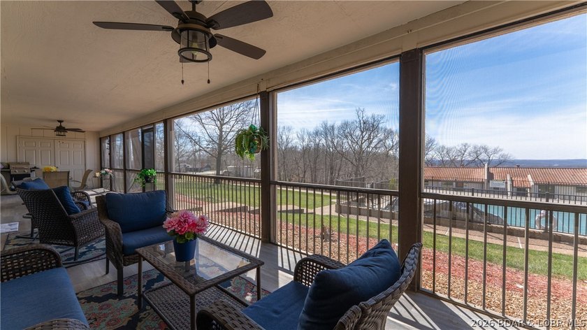 Welcome to this beautifully updated, move-in ready villa in one - photo 2