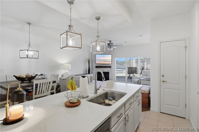 Wow!! Don't miss this Gorgeous walk-in unit at Beautiful Monarch - photo 33