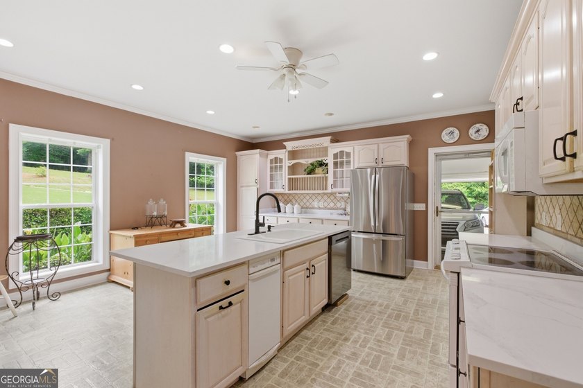 Coming soon to the market! Sprawling Ranch sitting on nearly 6 - photo 7
