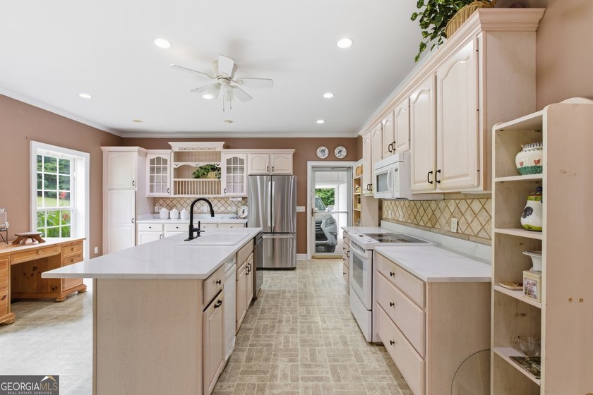 Coming soon to the market! Sprawling Ranch sitting on nearly 6 - photo 8