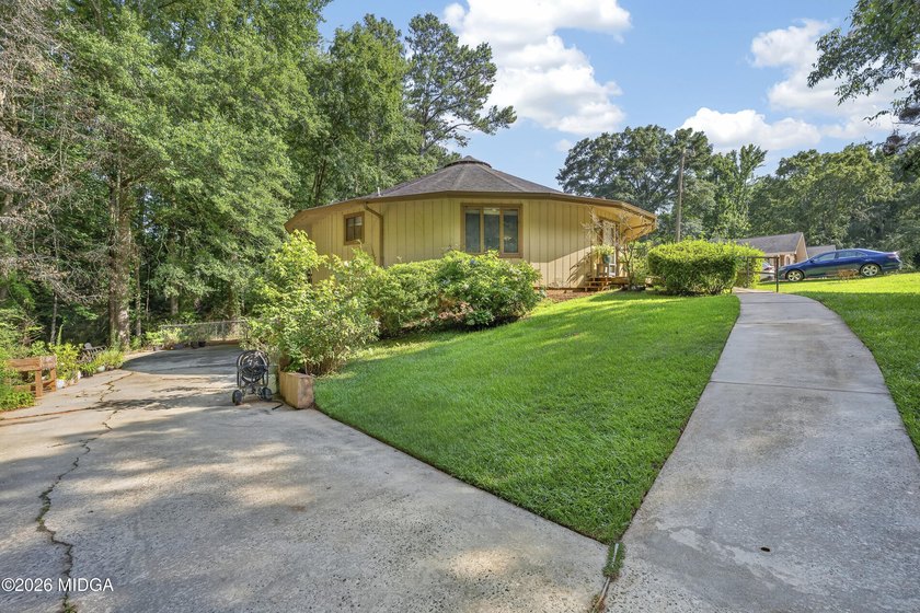 Welcome to one of Forsyth's most distinctive homes! This - photo 3