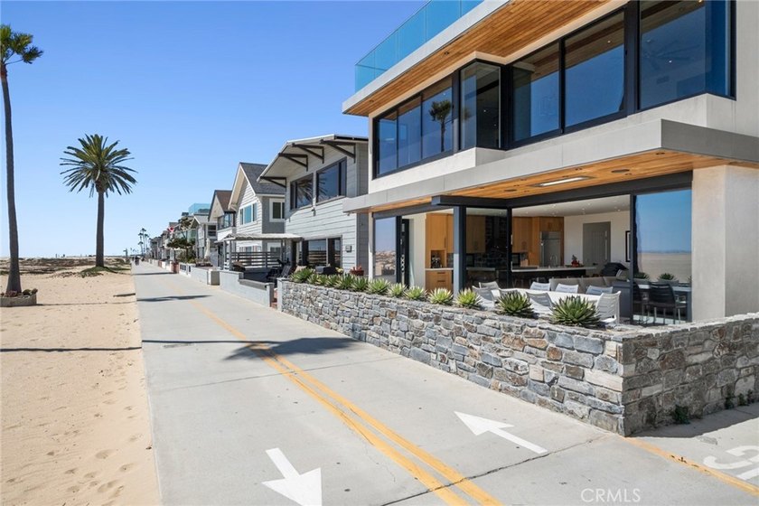 **Dream Location on the Sand with Breathtaking Views!** Welcome - photo 2