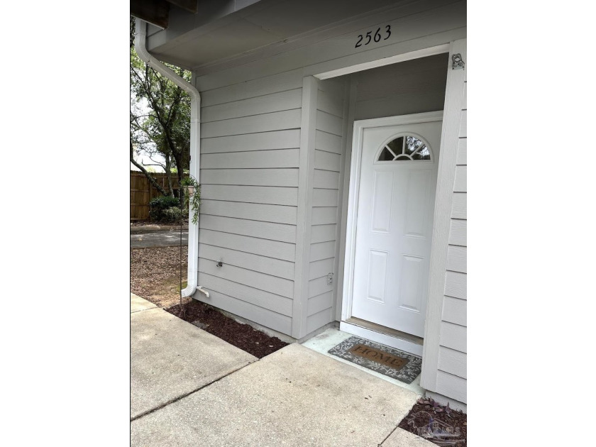 Bright Private End Unit Townhome! This light-filled end unit - photo 2