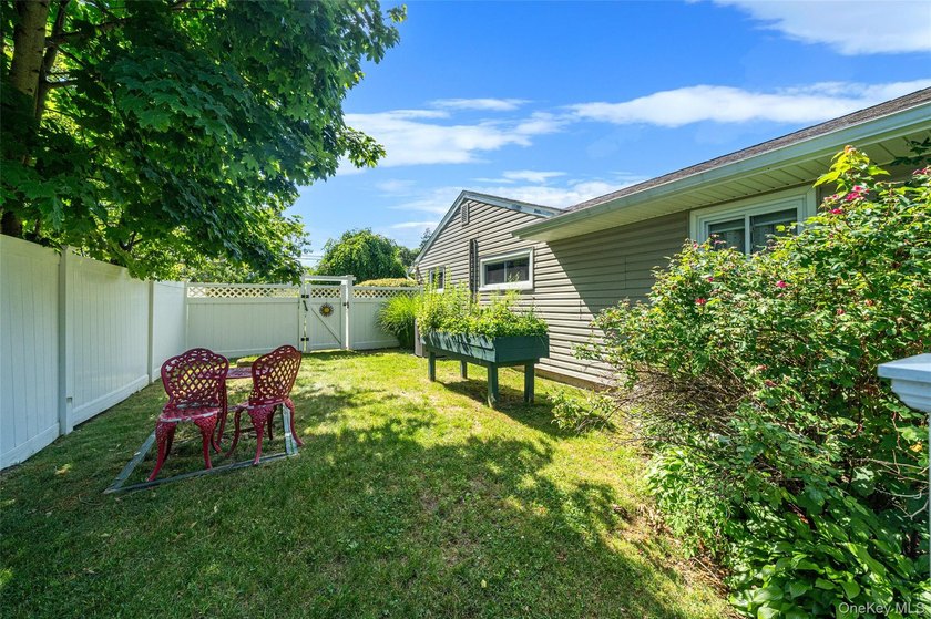 Welcome to this diamond condition 3 Bd/Rm, 2 Bath, Ranch style - photo 34