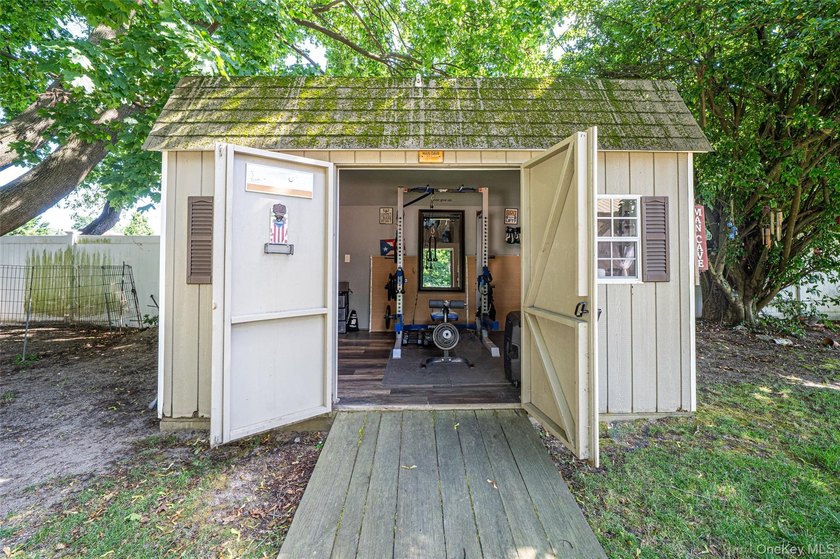Welcome to this diamond condition 3 Bd/Rm, 2 Bath, Ranch style - photo 35