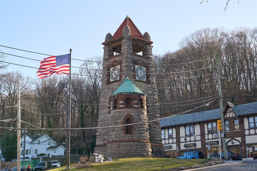 Mixed-use property in the Village of Roslyn. Includes 2 retail - photo 9