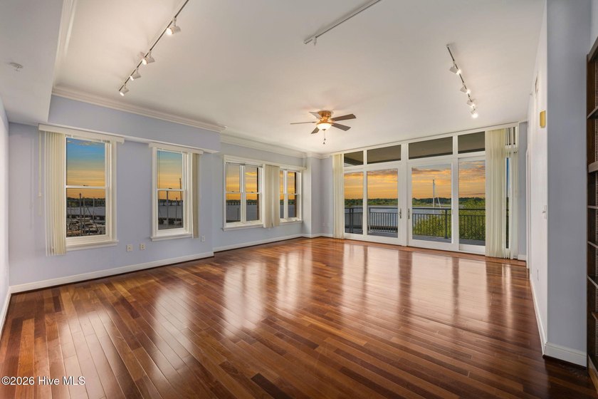 Feel like you're on top of the world in this spectacular custom - photo 2