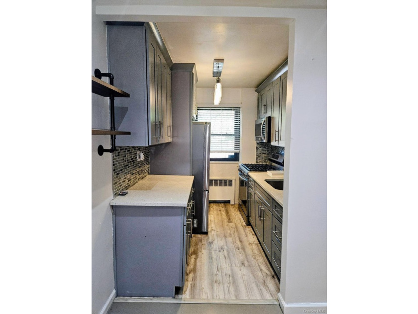 Welcome home to this stunning move-in ready one bedroom garden - photo 2