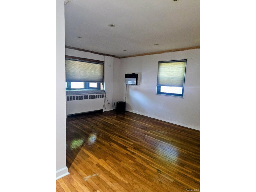 Welcome home to this stunning move-in ready one bedroom garden - photo 3