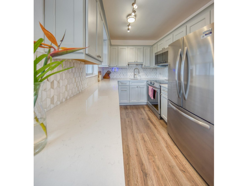 Gorgeous fully upgraded unit with rare 2 full baths. This unit - photo 12