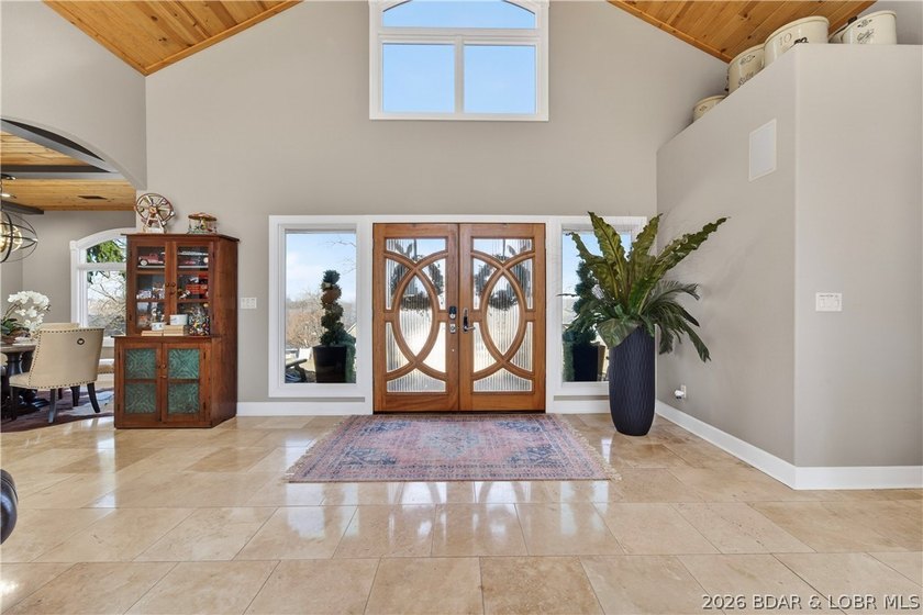 Stunning updated home in highly desired Four Seasons w/ - photo 4