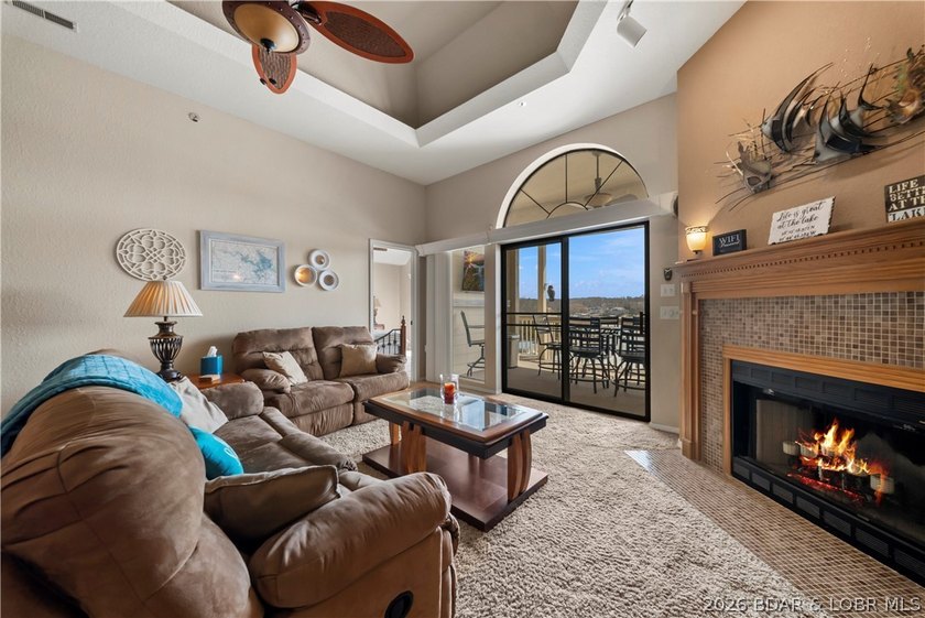Bright, top-floor 3BR condo on Horseshoe Bend offering - photo 2