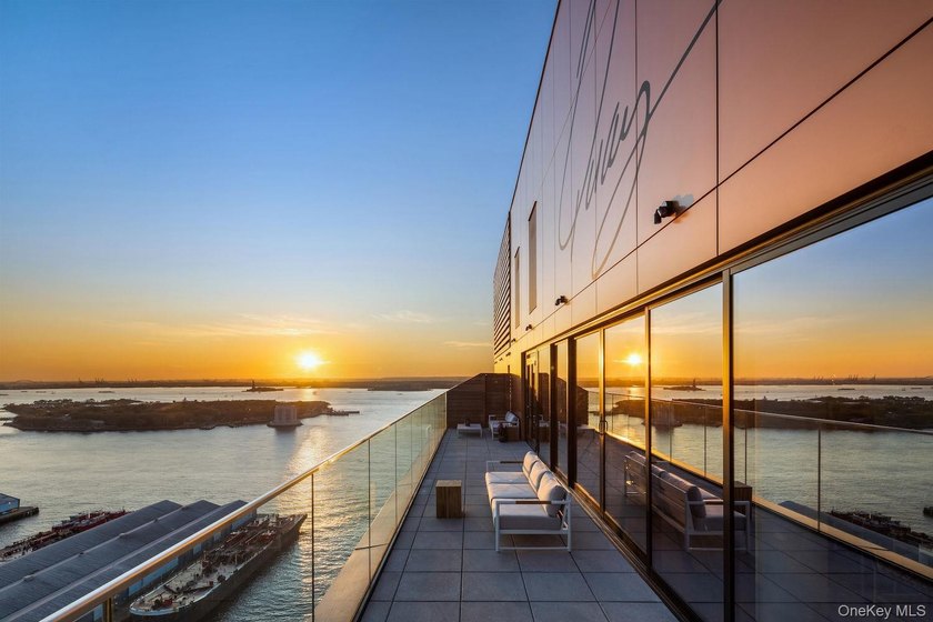 Welcome to Quay Tower, an exceptional waterfront residence in - photo 13