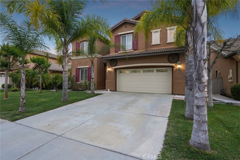 Welcome to this exceptional residence, showcasing beautiful curb - photo 3