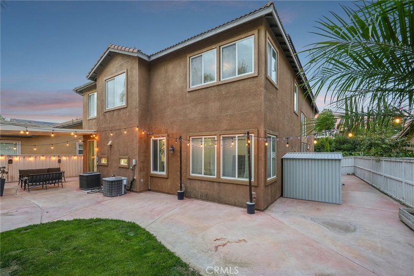 Welcome to this exceptional residence, showcasing beautiful curb - photo 4