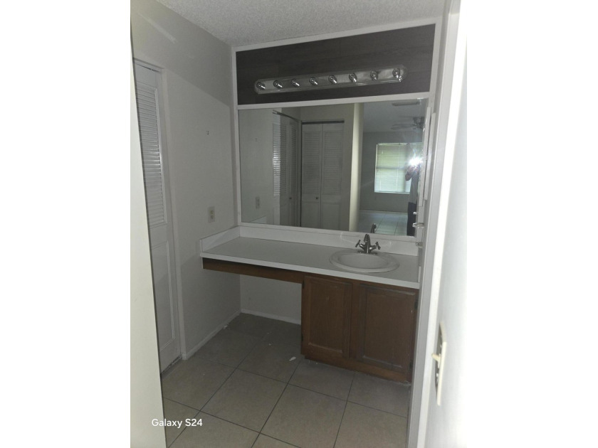 Corner unit 2 Bedroom, 2 Bathroom unit. Large bedrooms. 55+ - photo 11