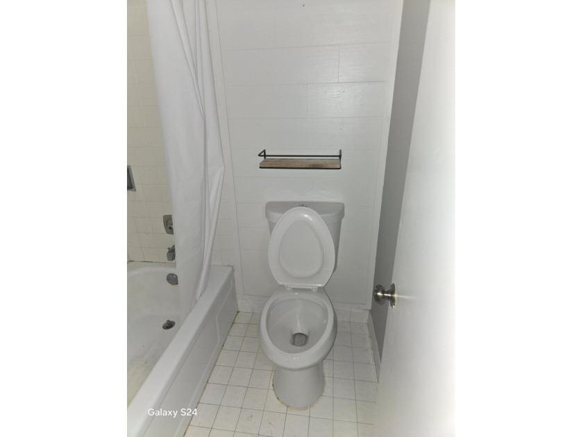 Corner unit 2 Bedroom, 2 Bathroom unit. Large bedrooms. 55+ - photo 12